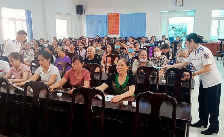 Tuyên truyền Luật Cảnh sát biển Việt Nam đến người dân Hà Nội
