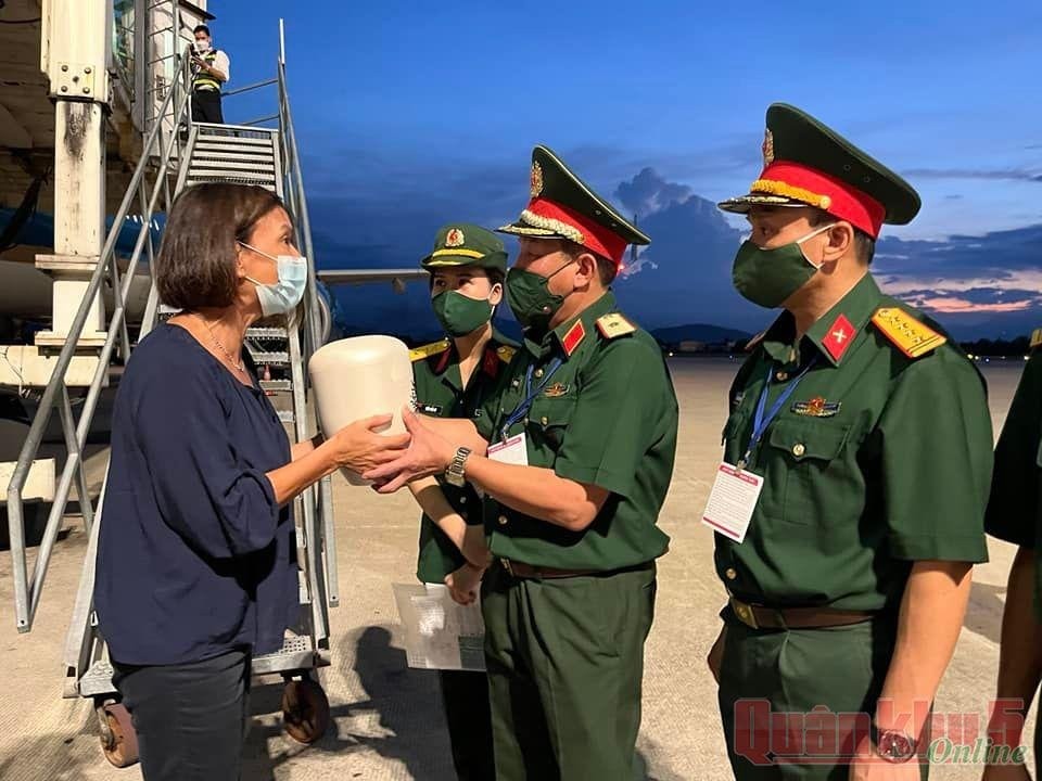 Hình ảnh tiếp nhận tro cốt Anh hùng Lực lượng vũ trang nhân dân Kostas Sarantidis – Nguyễn Văn Lập tại sân bay và đưa về Nhà tang lễ Quân khu (Ảnh: Báo Quân khu 5).
