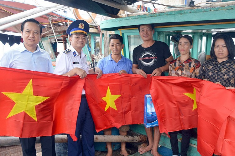 Đoàn viên thanh niên thị trấn Cát Hải (Hải Phòng) học tập về Luật Cảnh sát biển VN