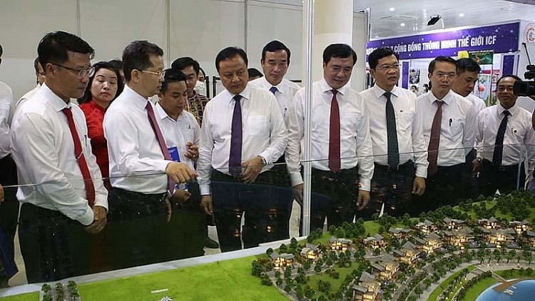 Các đại biểu tham quan tại Hội chợ (Ảnh: Báo Nhân dân).