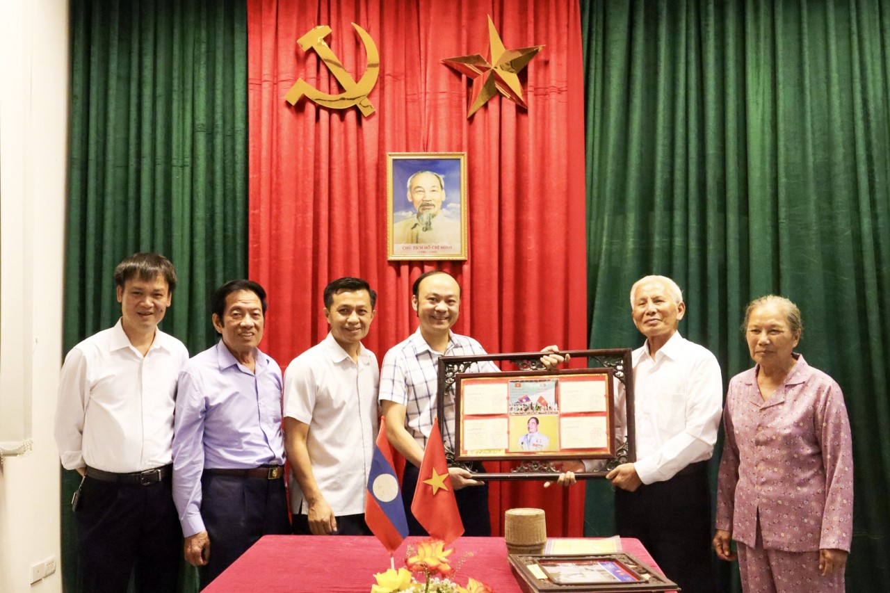 Cựu quân tình nguyện Việt Nam trao tặng Ban Tổ chức cuộc thi 
