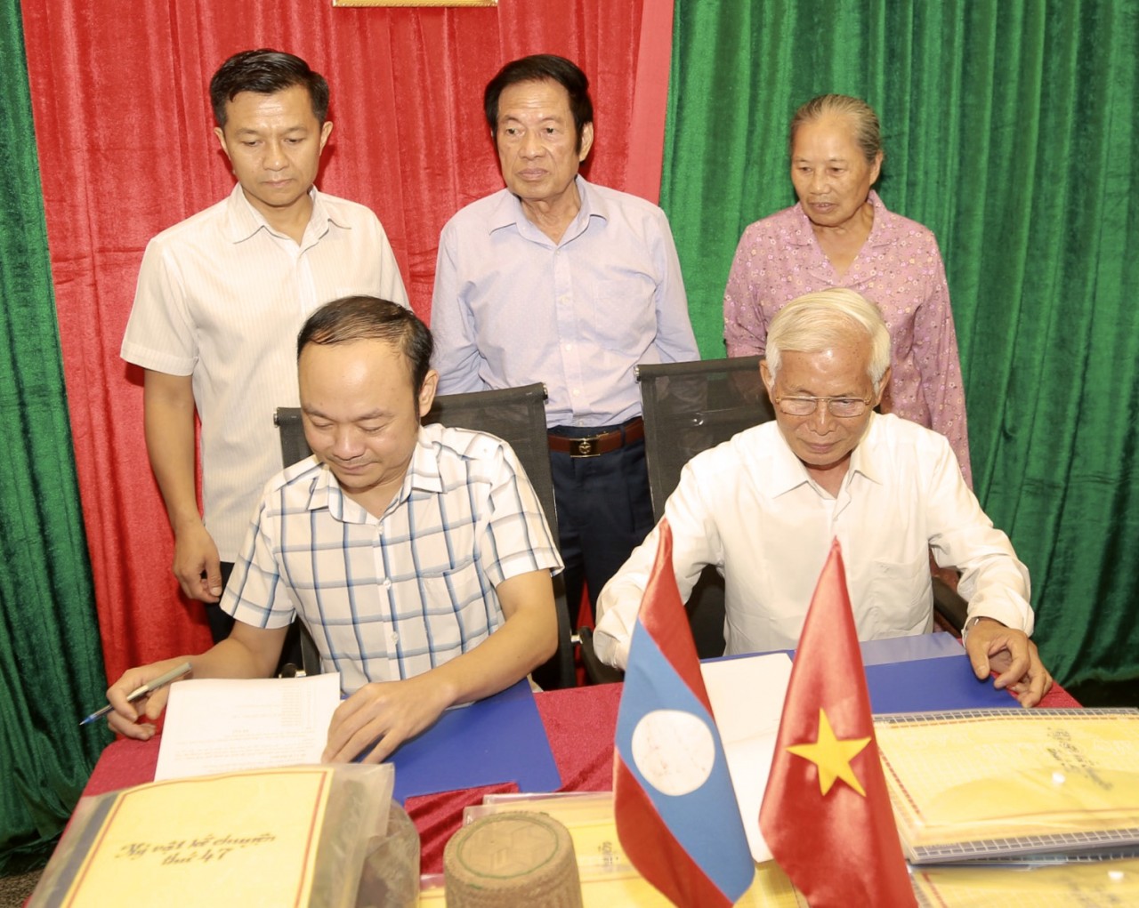 Cựu quân tình nguyện Lê Reo (phải) và Tổng Biên tập tạp chí Thời Đại Lê Quang Thiện ký biên bản giao, nhận kỷ vật (Ảnh: Hạnh Trần).
