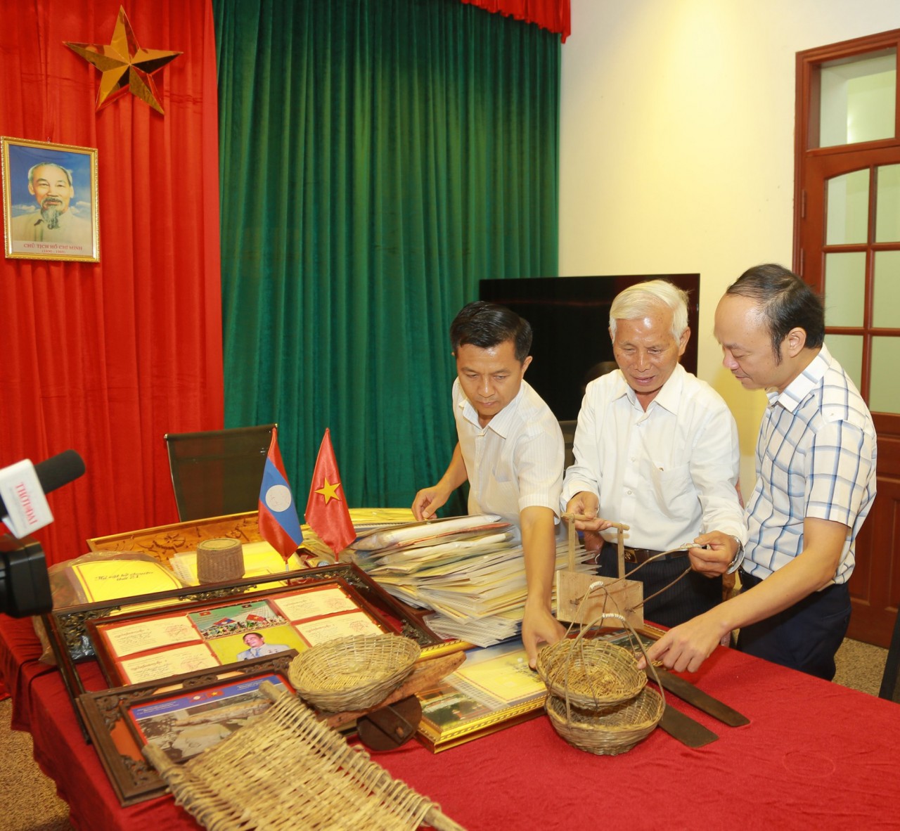 Cựu quân tình nguyện Việt Nam trao tặng Ban Tổ chức cuộc thi 