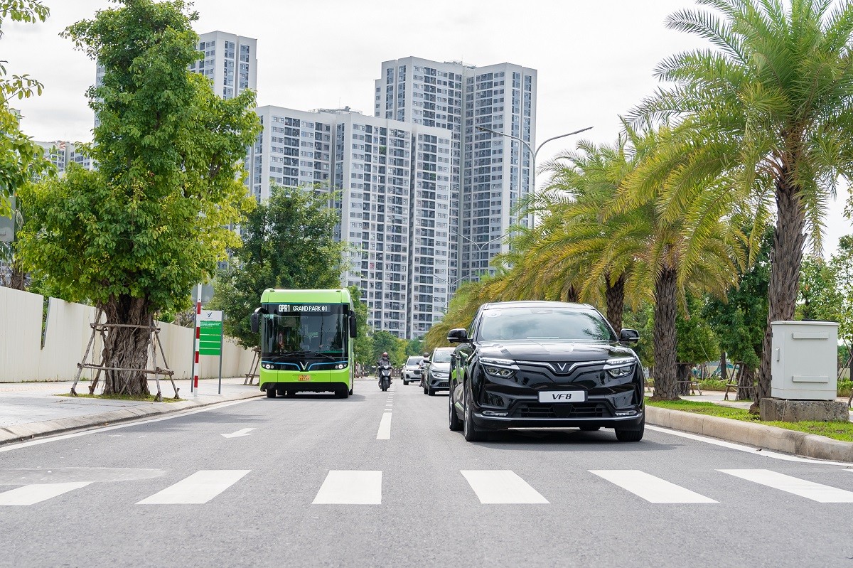 Xe buýt điện VinBus hỗ trợ đưa khách hàng đến tham gia sự kiện VinFast.