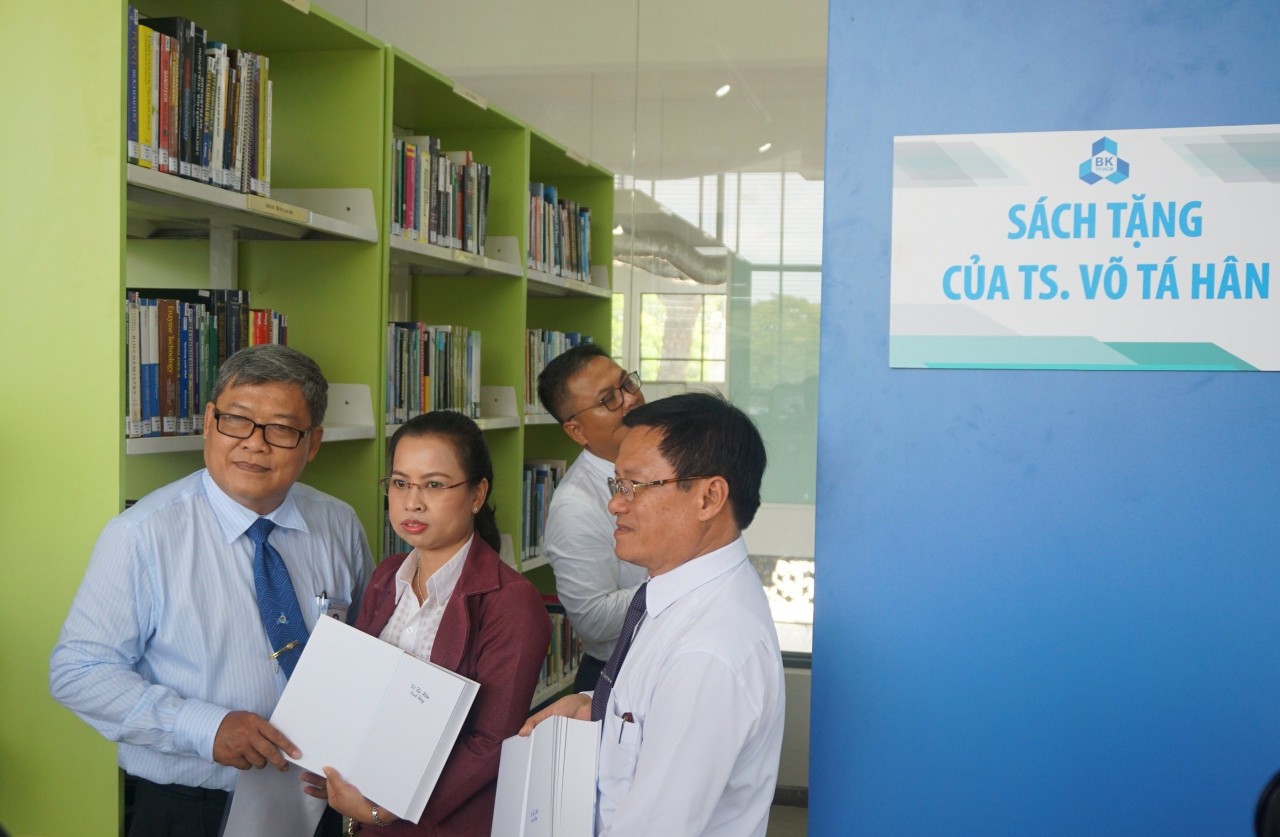 “Books4Vietnam” và hành trình mang sách của TS. Võ Tá Hân