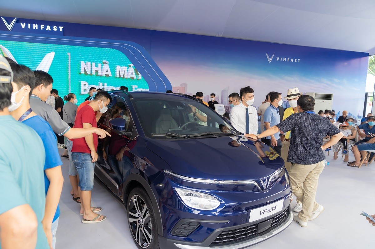 Nhiều khách quan tâm và tò mò về sự khác biệt giữa xe điện và xe xăng.