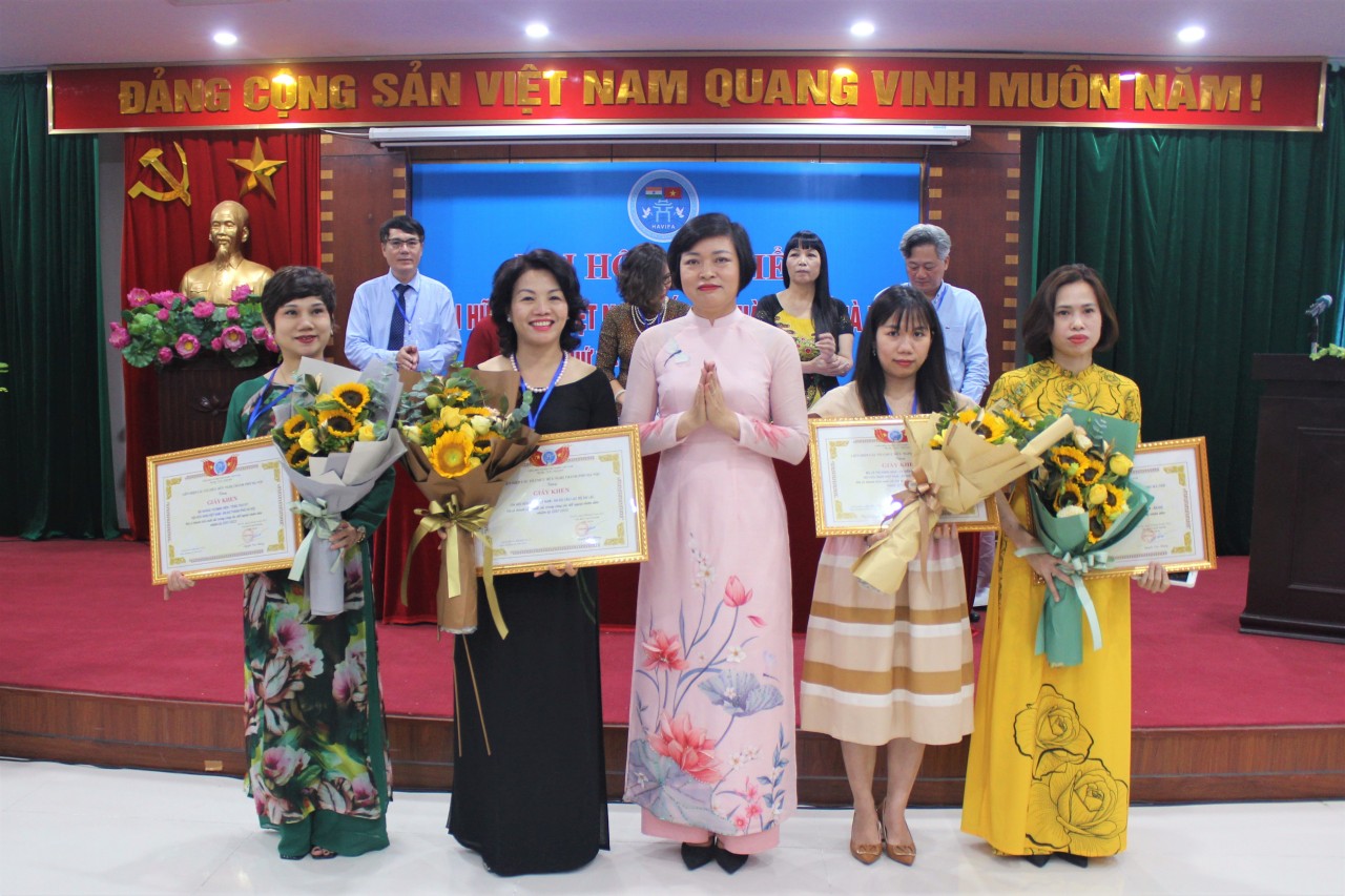 Các tậ thể cá nhân có thành tích được khen thưởng.