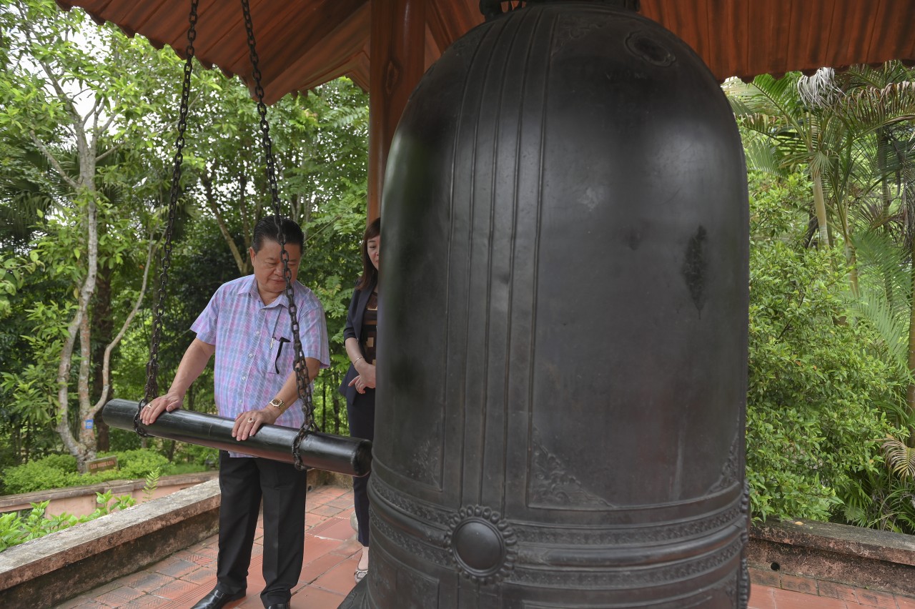 Ông Khamoui Keomani, Chủ tịch Hội người Việt thủ đô Viêng Chăn, thỉnh chuông tại (Khu di tích quốc gia đặc biệt ATK Định Hóa)