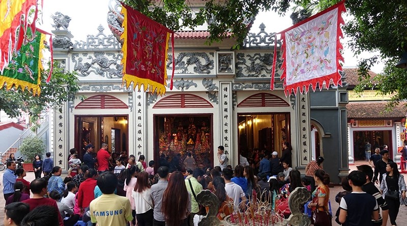 Phủ Tây Hồ thu hút du khách ghé thăm.