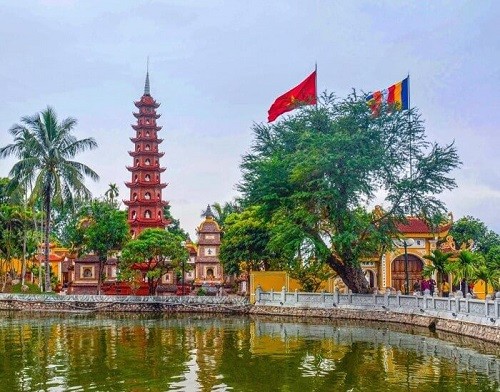 Hình ảnh Chùa Trấn Quốc giữa lòng hồ Tây (Ảnh sưu tầm).