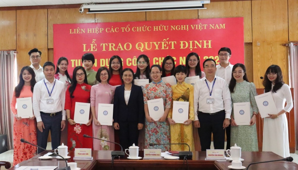 Liên hiệp các tổ chức hữu nghị Việt Nam trao quyết định tuyển dụng 16 công chức mới