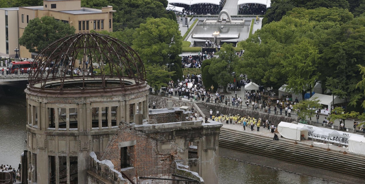 Lễ tưởng niệm 77 năm ngày Mỹ ném bom nguyên tử xuống Hiroshima tại Công viên tưởng niệm hòa bình ở Hiroshima (Ảnh: Kyodo).