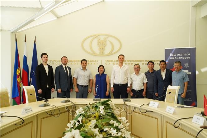Đại diện Việt Nam và tỉnh Krasnodar, LB Nga chụp ảnh lưu niệm. 