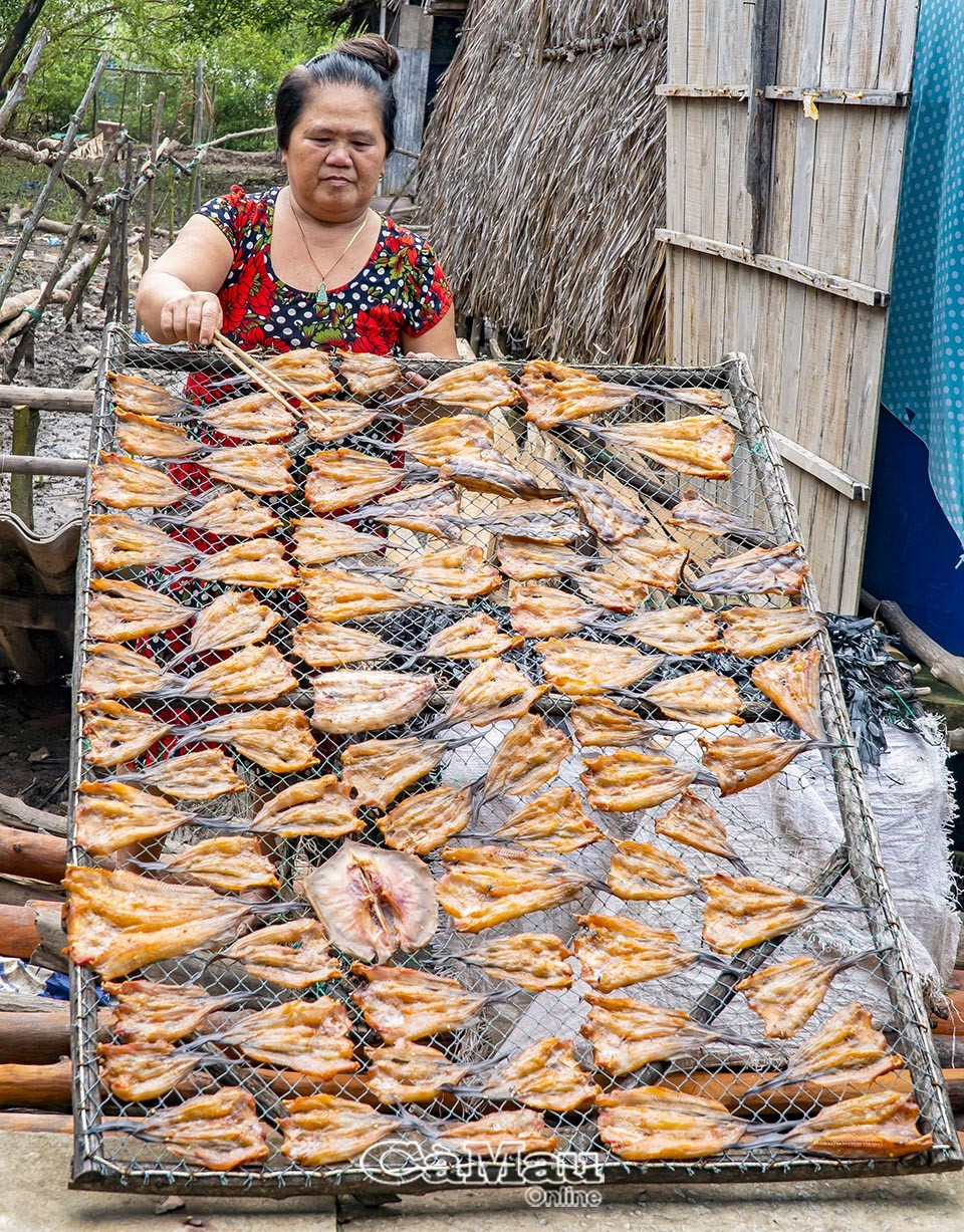 Xóm đảo mùa dông gió
