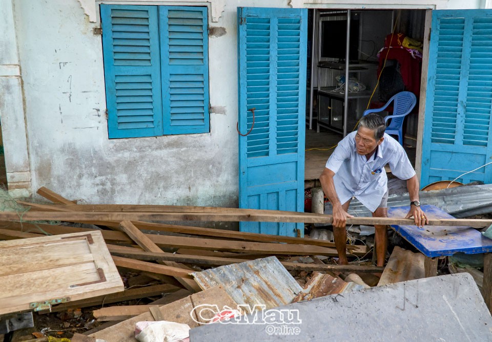 Xóm đảo mùa dông gió