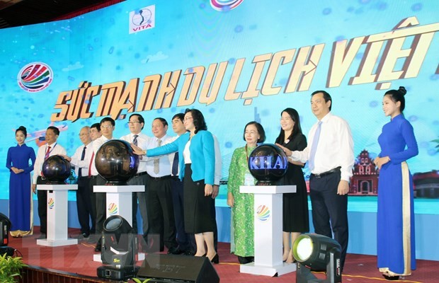 Đại diện bộ, ngành, hiệp hội và Ban tổ chức thực hiện nghi thức khai mạc Chương trình liên kết sức mạnh du lịch Việt Nam, với chủ đề Tăng trưởng du lịch quốc tế, phục hồi toàn diện du lịch Việt Nam. (Ảnh: Mỹ Phương/TTXVN)