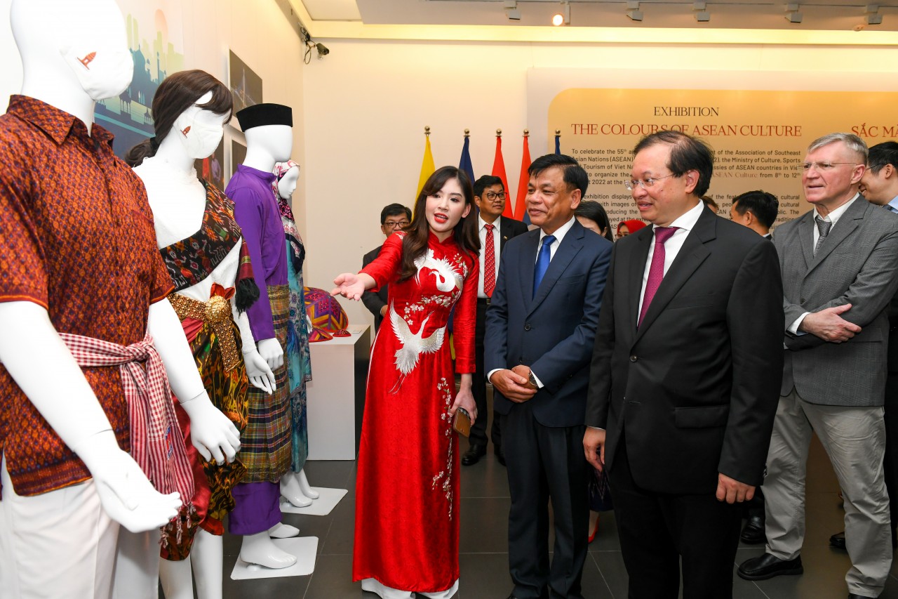 Các đại biểu tham quan triển lãm. 