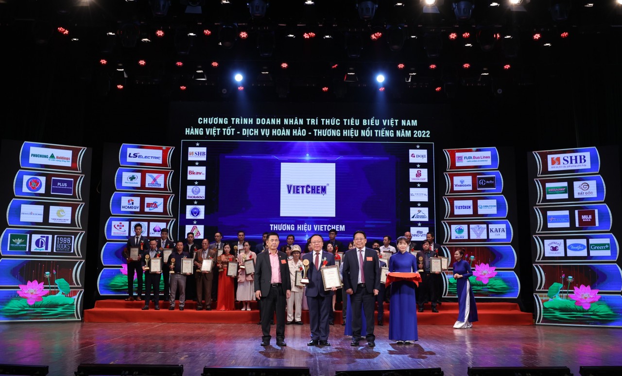 Ông Nguyễn Đức Việt - Chủ tịch HĐQT VIETCHEM nhận chứng nhận và kỷ niệm chương cho danh hiệu “Thương hiệu nổi bật và uy tín Đất Việt 2022”. Ông Nguyễn Đức Việt - Chủ tịch HĐQT VIETCHEM nhận chứng nhận và kỷ niệm chương cho danh hiệu “Thương hiệu nổi bật và uy tín Đất Việt 2022”.