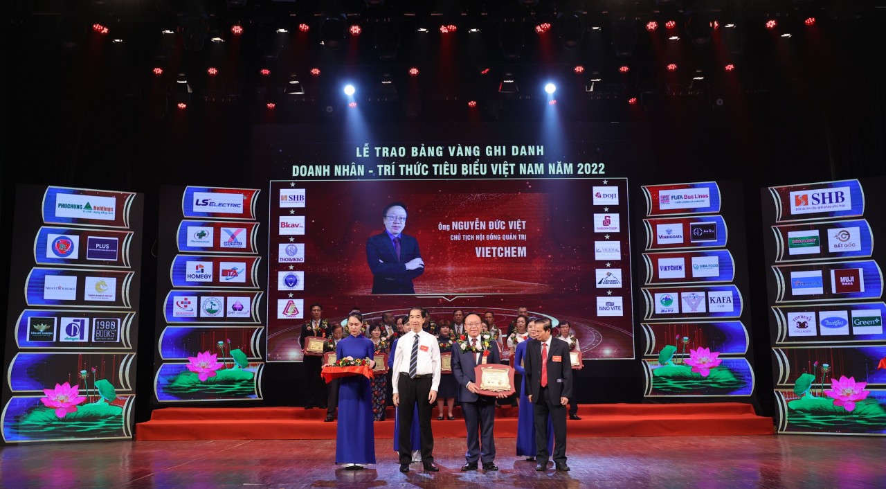 Giải thưởng “Doanh nhân vàng Đất Việt” năm 2022 là một trong những sự ghi nhận thành tích xuất sắc của Chủ tịch HĐQT VIETCHEM - ông Nguyễn Đức Việt trong phong trào thi đua sản xuất kinh doanh. Giải thưởng “Doanh nhân vàng Đất Việt” năm 2022 là một trong những sự ghi nhận thành tích xuất sắc của Chủ tịch HĐQT VIETCHEM - ông Nguyễn Đức Việt trong phong trào thi đua sản xuất kinh doanh.