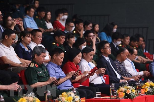 Các đại biểu nhắn tin chung tay xoa dịu nỗi đau da cam 2022 với cú pháp “Da cam” gửi 1409. (Ảnh: Hoàng Hiếu/TTXVN)