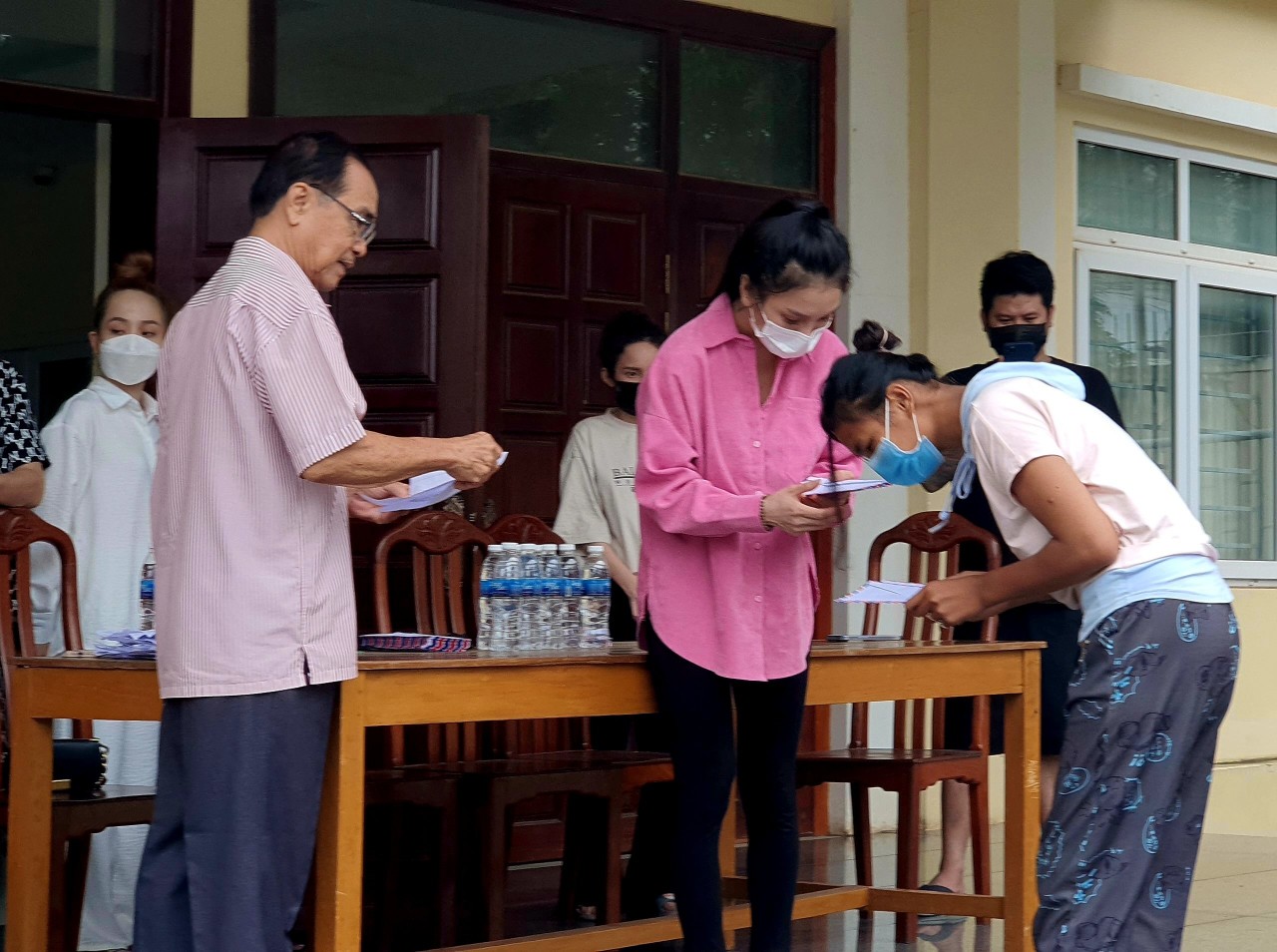 Tặng 180 suất quà cho các gia đình gốc Việt và Campuchia có hoàn cảnh khó khăn