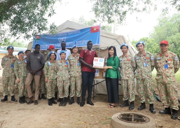 Các chiến sĩ “mũ nồi xanh” khám chữa bệnh thiện nguyện trong mùa mưa lũ ở Nam Sudan