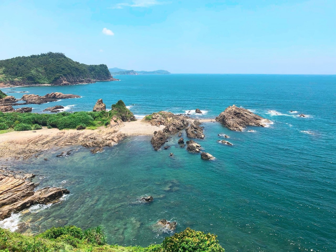 đảo Cô Tô mang trong mình vẻ đẹp thơ mộng pha lẫn chút huyền bí.