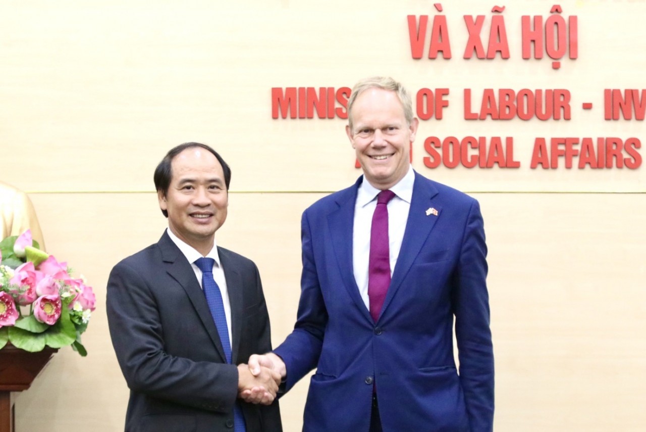 Thứ trưởng Bộ LĐ-TB&XH Nguyễn Văn Hồi (bên trái) và Quốc vụ khanh Bộ Nội vụ Vương quốc Anh Matthew Rycroft (Ảnh: Thu Hà).