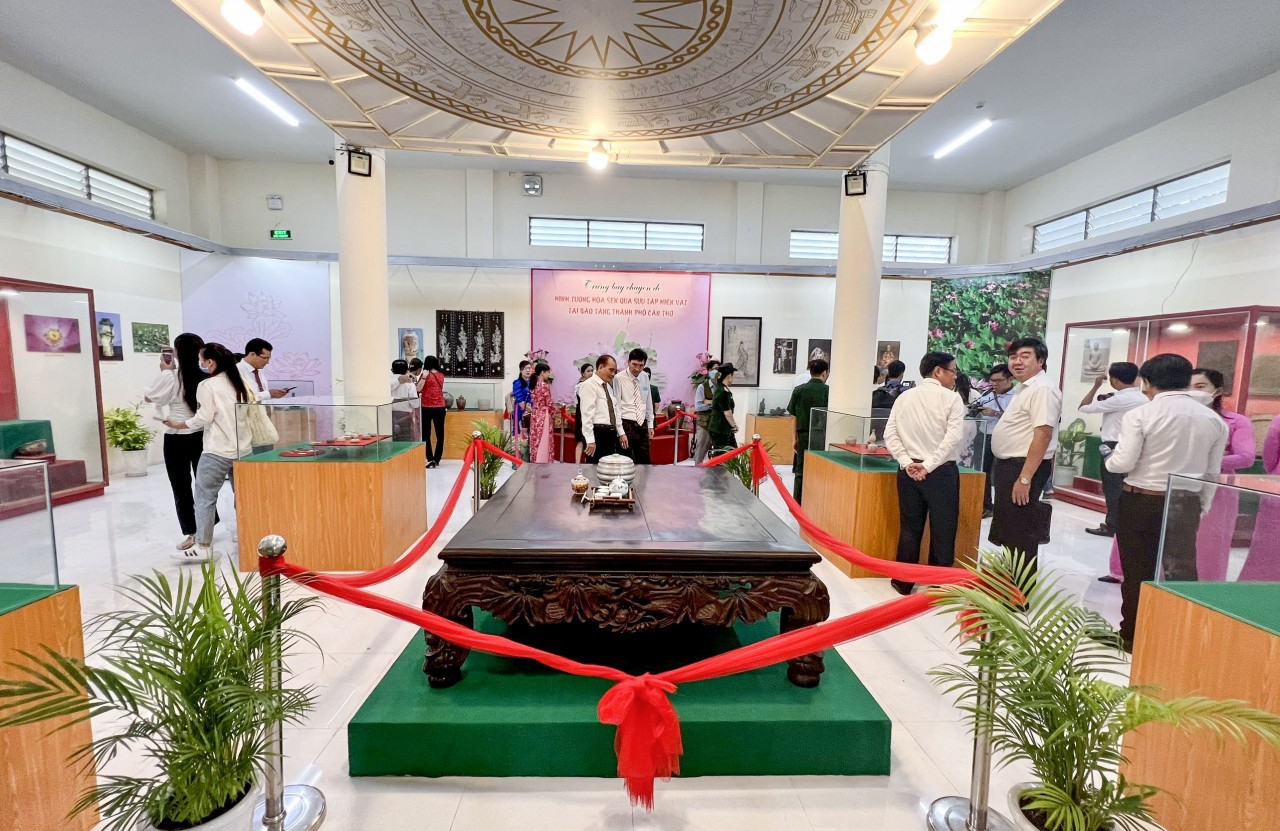Cần Thơ triển lãm ảnh “Cuộc đời và hoạt động cách mạng của Chủ tịch Hồ Chí Minh”