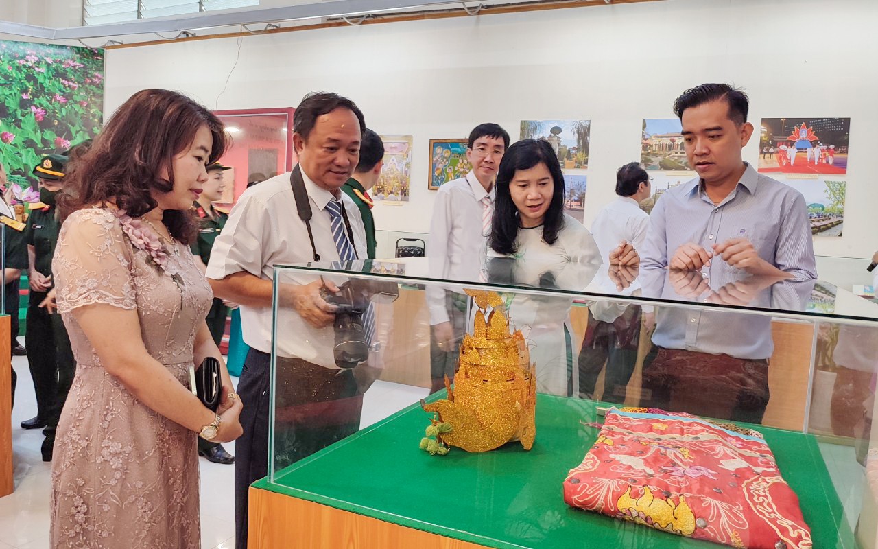 Cần Thơ triển lãm ảnh “Cuộc đời và hoạt động cách mạng của Chủ tịch Hồ Chí Minh”