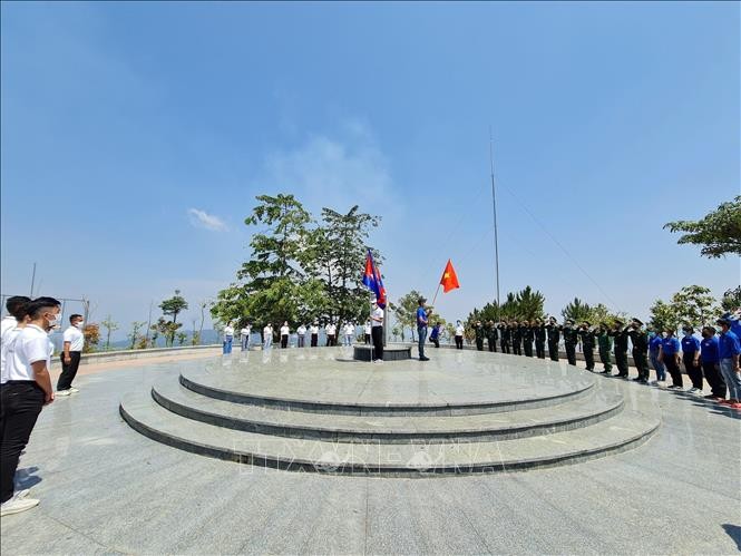 Thắm tình đoàn kết sinh viên Việt Nam - Lào
