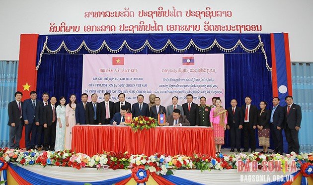 Đoàn đại biểu cấp cao của tỉnh Sơn La - Xay Sổm Bun ký biên bản thỏa thuận hợp tác. (Ảnh: Báo Sơn La)