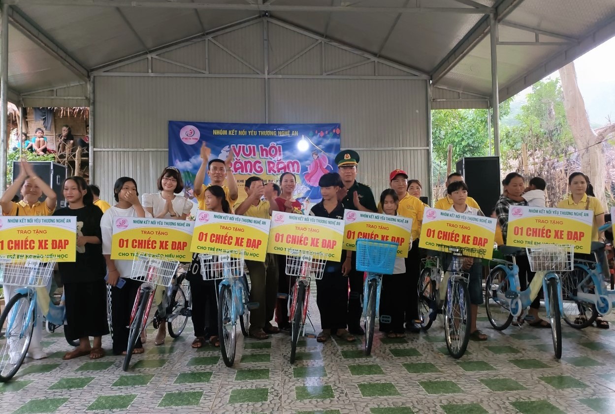 Tặng hàng trăm suất quà cho các em học sinh và nhân dân biên giới Nghệ An