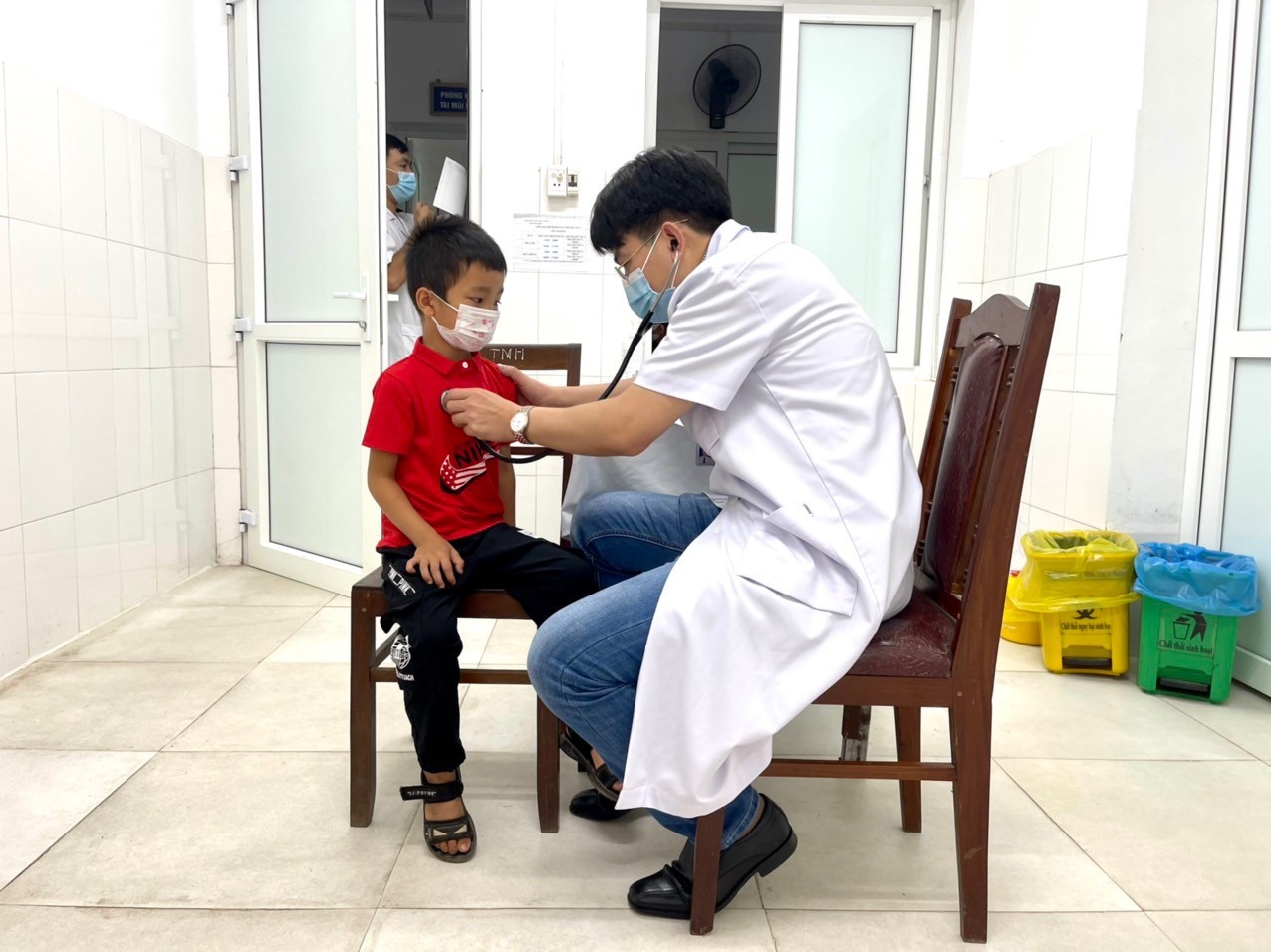 Khám bệnh, tặng quà cho người nghèo và nạn nhân chất độc da cam/dioxin
