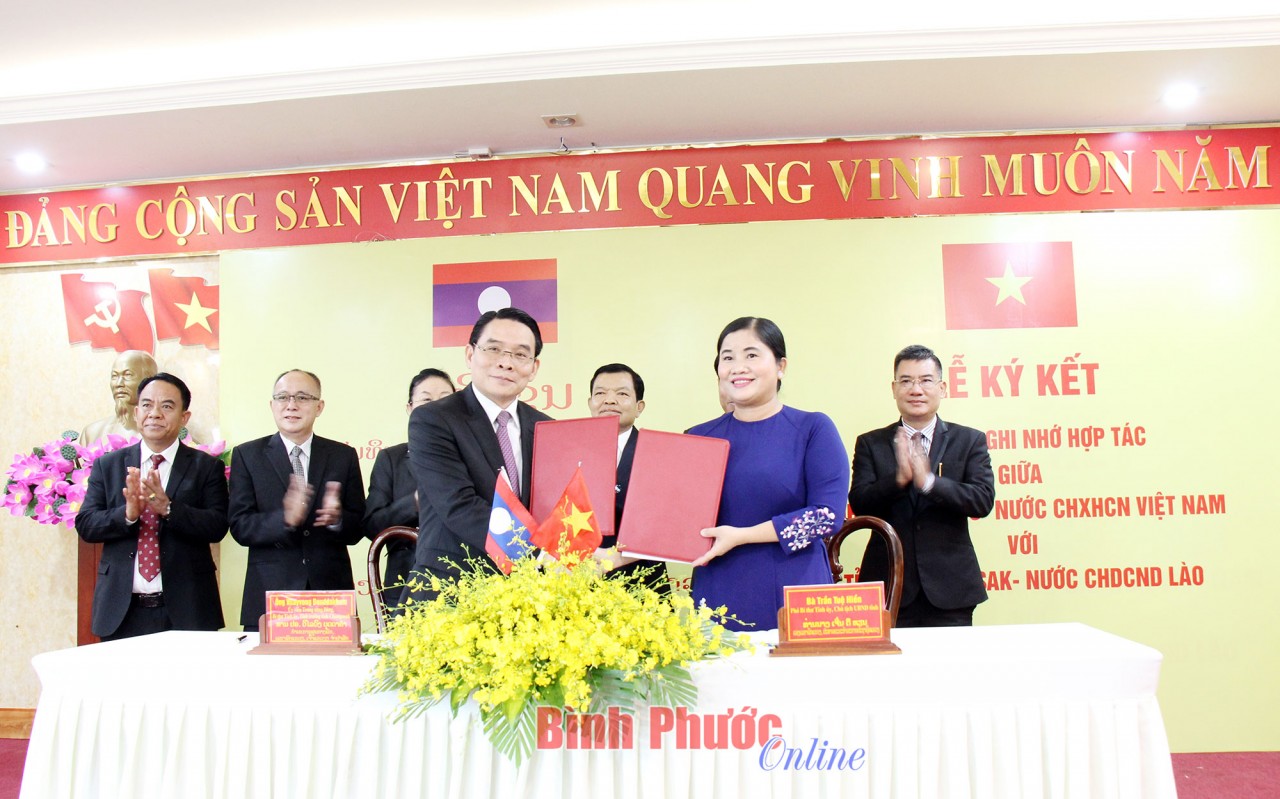 Phó bí thư Tỉnh ủy, Chủ tịch UBND tỉnh Bình Phước Trần Tuệ Hiền và đồng chí Vilayvong Butdakham, Ủy viên Trung ương Đảng Nhân dân cách mạng Lào, Bí thư Tỉnh ủy, Tỉnh trưởng tỉnh Champasak ký kết Biên bản ghi nhớ hợp tác giữa 2 tỉnh giai đoạn 2022-2026 (Ảnh: Bình Phước online).