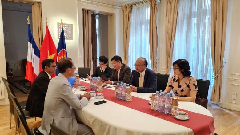 Quang cảnh buổi làm việc.