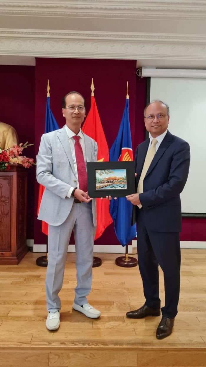 Đoàn công tác trao tặng Đại sứ bức tranh pháp lam về Đại nội Huế.
