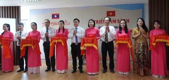 Đại biểu cắt băng khai mạc triển lãm.