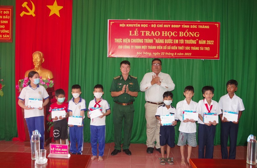 Đại diện lãnh đạo BĐBP tỉnh và Hội khuyến học tỉnh Sóc Trăng trao học bổng cho các em học sinh (Ảnh: giaoducthoidai.vn).