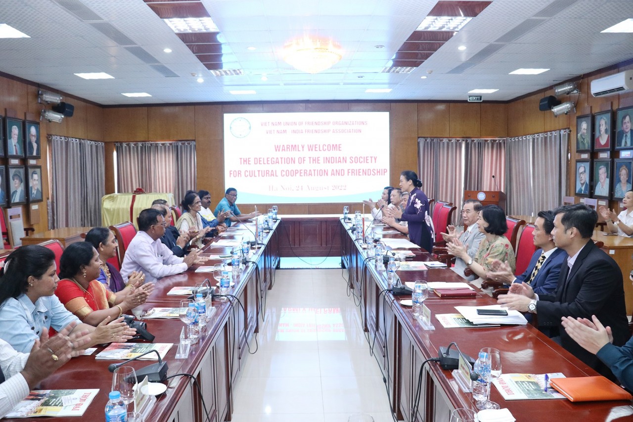 Hội Hữu nghị và Hợp tác Văn hóa Ấn Độ thăm nơi ở và làm việc của Chủ tịch Hồ Chí Minh Hội Hữu nghị và Hợp tác Văn hóa Ấn Độ thăm nơi ở và làm việc của Chủ tịch Hồ Chí Minh