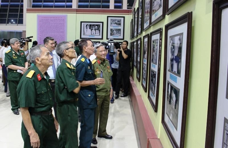 Các cựu chiến binh tham quan triển lãm (Ảnh: Báo Nhân Dân)
