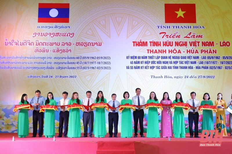 Các đồng chí lãnh đạo 2 tỉnh Thanh Hóa – Hủa Phăn tiến hành nghi thức cắt băng khai mạc triển lãm (Ảnh: Báo Thanh Hóa).