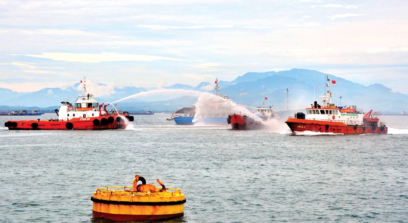 Diễn tập thực binh ứng phó sự cố tràn dầu trên biển.