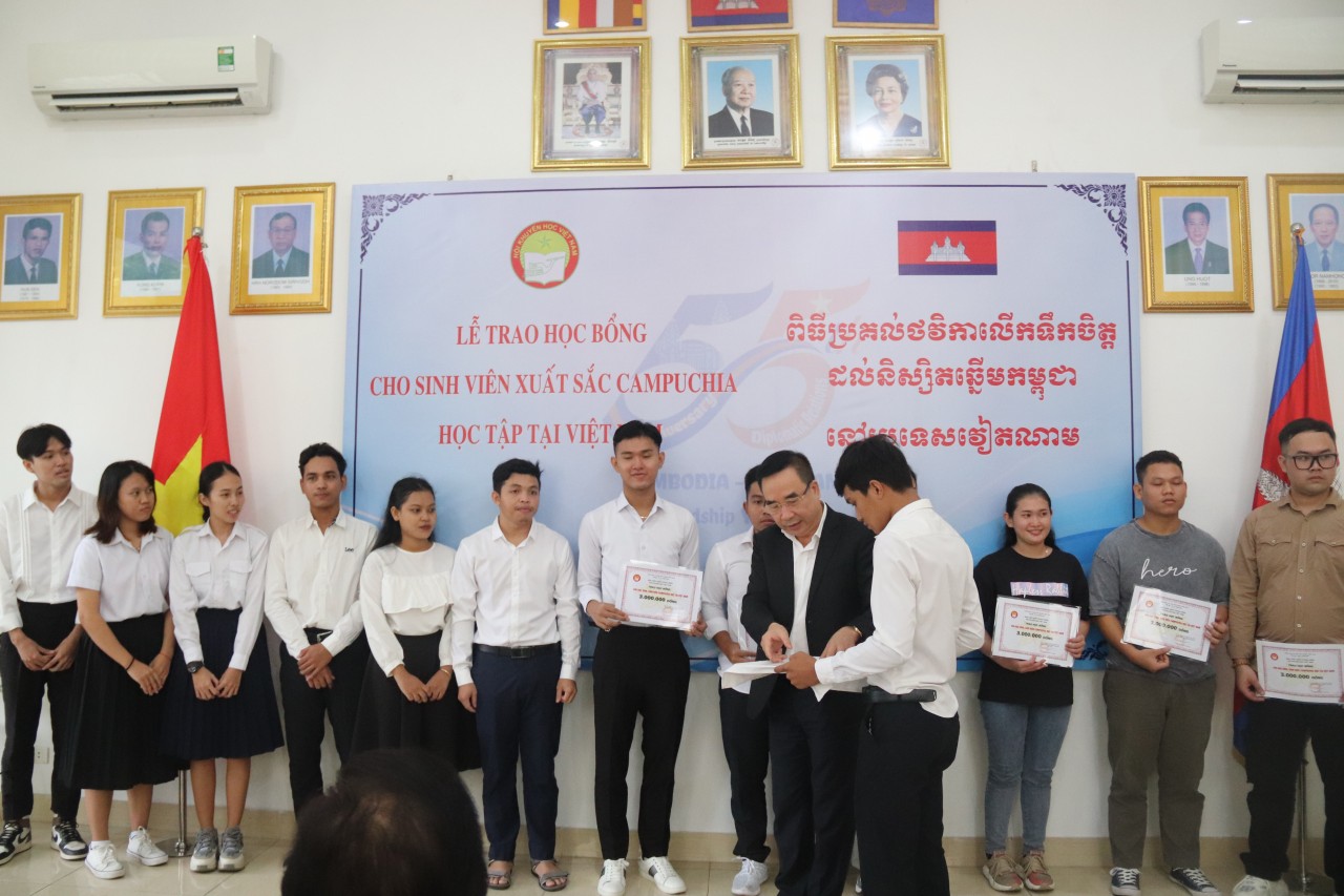 Trao 100 suất học bổng cho sinh viên Campuchia