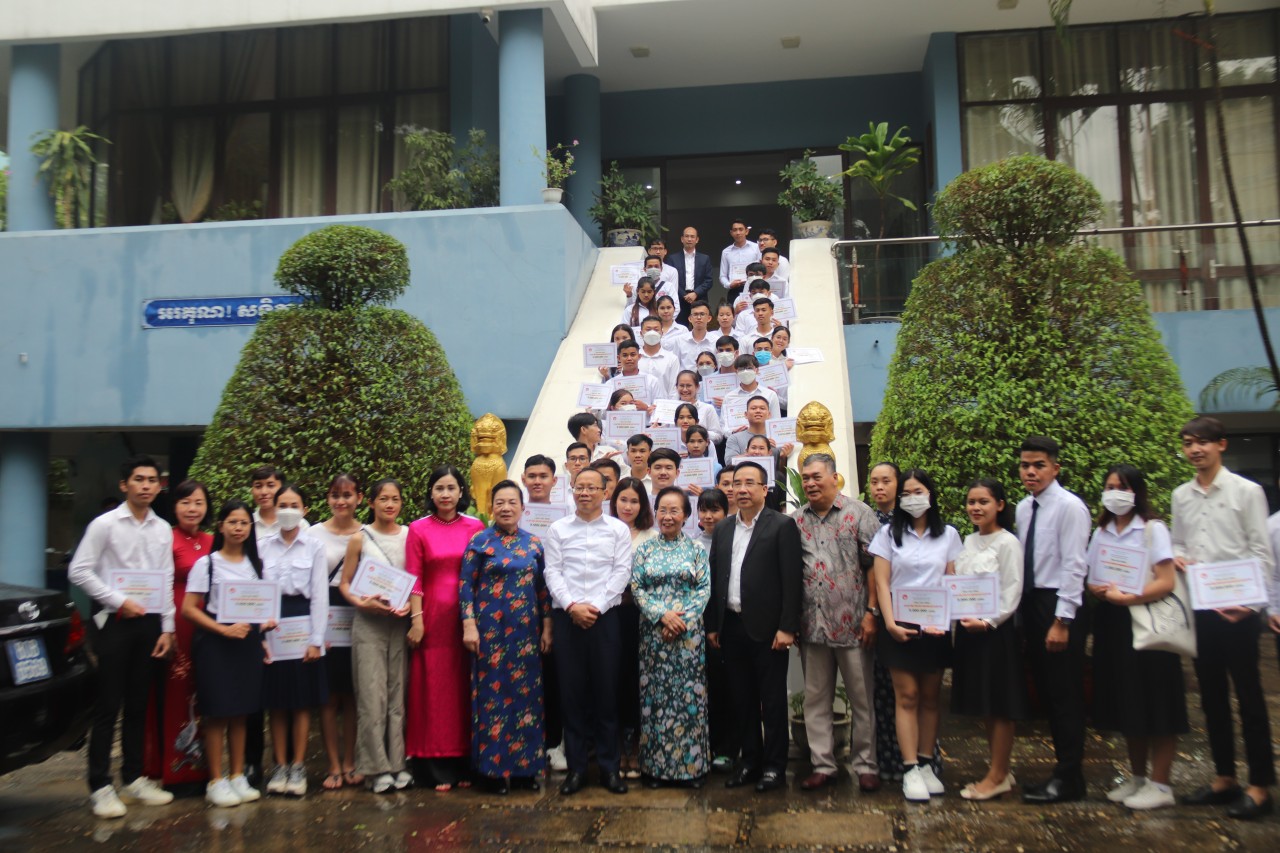 Trao 100 suất học bổng cho sinh viên Campuchia