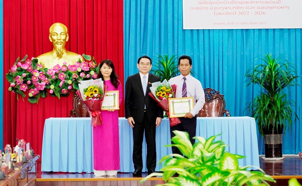 2 tập thể, 2 cá nhân của tỉnh An Giang được Ủy viên Trung ương Đảng, Bí thư Tỉnh ủy, Tỉnh trưởng tỉnh Champasak Vilayvong Boutdakham trao Bằng khen vì đã có thành tích xuất sắc thực hiện các nội dung hợp tác trong lĩnh vực giáo dục giữa 2 tỉnh An Giang và Champasak