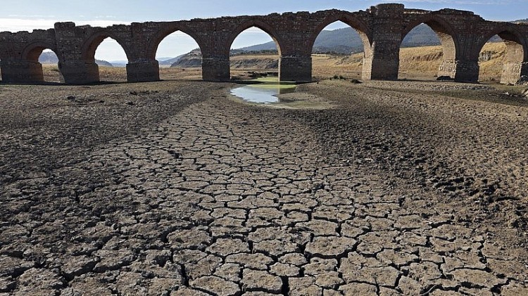 Cảnh khô hạn trên sông Guadiana, đoạn chảy qua Villarta de los Montes thuộc vùng Extremadura, Tây Ban Nha, ngày 16/8/2022. (Ảnh: AFP/TTXVN)