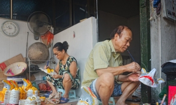 Đặc sắc nghề làm mặt nạ giấy bồi