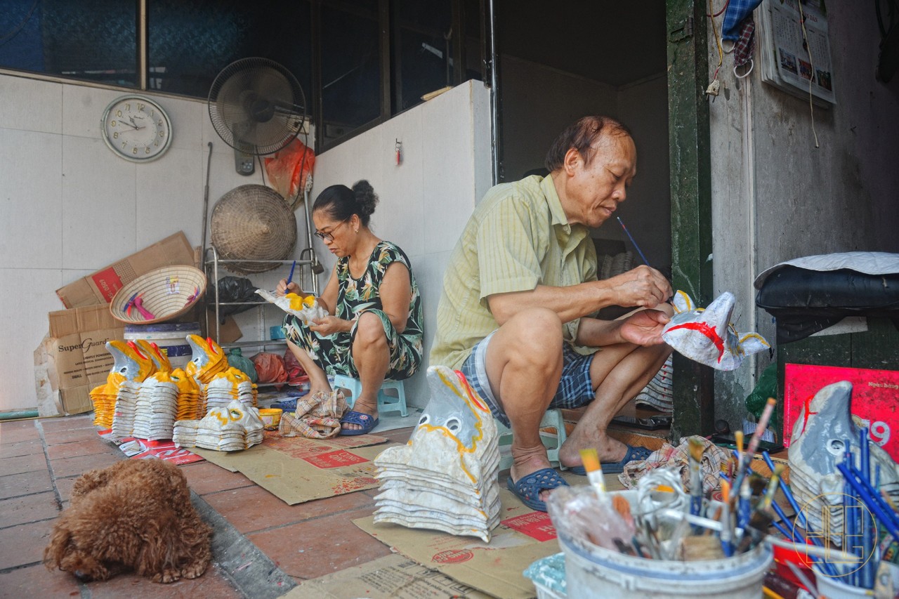 Nghề thủ công làm mặt nạ giấy bồi tại phố cổ Hà Nội