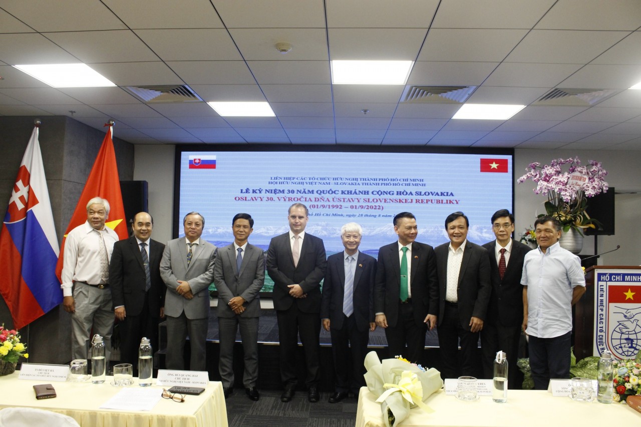 Ông Bùi Quang Hải, Chủ tịch Hội hữu nghị Việt Nam - Slovakia Thành phố Hồ Chí Minh tặng hoa chúc mừng ông Marian Veres, Phó Đại sứ - Tham tán thương mại, Đại sứ quán Cộng hòa Slovakia tại Việt Nam.